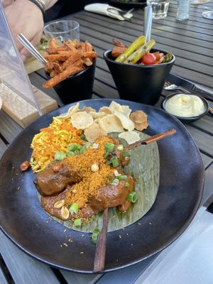 Hoofdgerecht: saté van tempeh, zoeter aardappelfriet met vegan mayo    at Vlint 21 in Borger