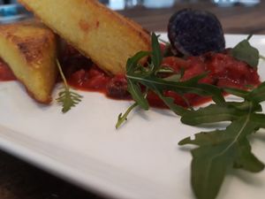 Crispy polenta and spicy chili at Vlint 21 in Borger