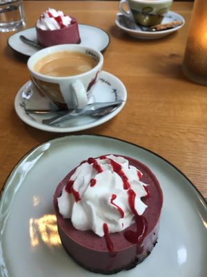 Vegan raspberry cake  at Vlint 21 in Borger
