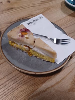 Mango-vanilla cake at Alternatywnie in Szczecin