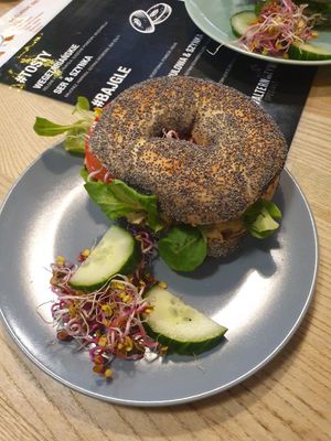 Bajgiel z tofu, hummusem i warzywami at Alternatywnie in Szczecin