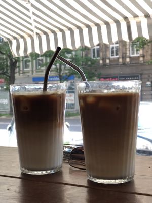 Najlepsza kawa (z mlekiem roślinnym) w mieście💗Miła obsługa. Bajgle wegańskie też niczego sobie. Polecam :) at Alternatywnie in Szczecin