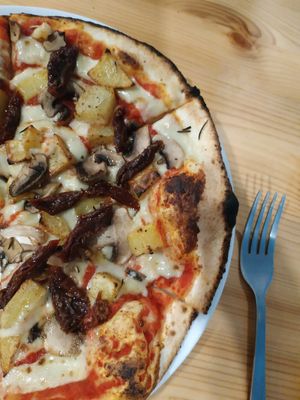 Vegan pizza with vegan cheese, roasted potatoes, mushrooms and sundried tomatoes at Make It Pizza and Salad in Koh Phangan