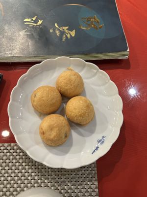 Mini pineapple cakes (4)  at Meimen FángKōngDòng 梅門防空洞 in Taipei