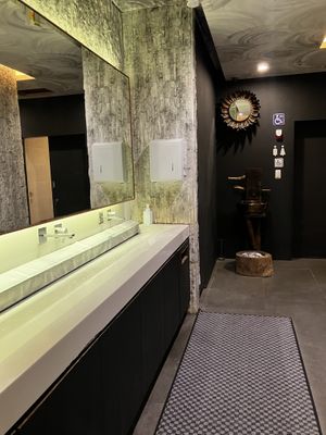 Restroom facilities   at Meimen FángKōngDòng 梅門防空洞 in Taipei