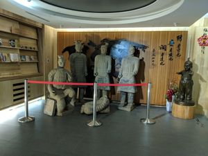 Art exhibits as well at Meimen FángKōngDòng 梅門防空洞 in Taipei
