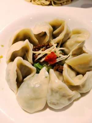 Too much skin for my liking at Meimen FángKōngDòng 梅門防空洞 in Taipei