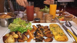 Brunch du dimanche, avec margarine pour tartiner sur différents pains at Omelette Delice in La Rochelle