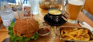 Hamburguesa casera con queso vegano. at Melemele Burguer in Zarautz