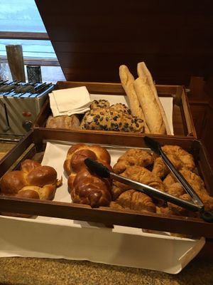 Buffet du petit déjeuner : pain et viennoiseries at La Clairière in La Petite-pierre