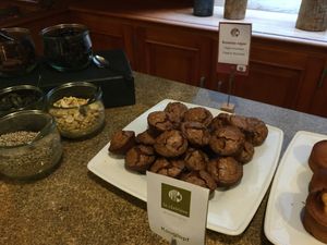Buffet du petit déjeuner : brownies vegan at La Clairière in La Petite-pierre