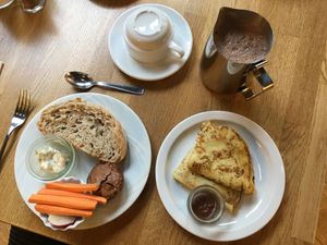 Petit déjeuner avec brownie et crêpes vegan, crudités et chocolat chaud au lait d'avoine. at La Clairière in La Petite-pierre