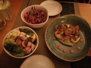 Legumes salteados + tomate coração de boi + bife de couve flor at Terra Restaurant in Sagres
