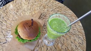 숯불구이 burger & green smoothie at Milhanjum 밀한줌 - Jungang Station in Busan