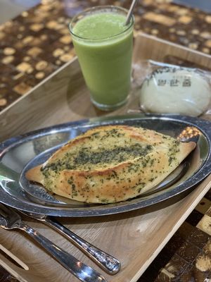 Garlic bread and green smoothie at Milhanjum 밀한줌 - Jungang Station in Busan