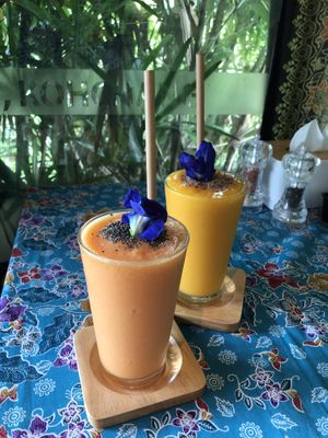Mango shake and papaya turmeric shake at Everflow in Koh Chang