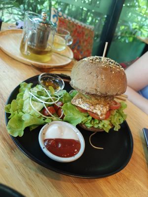 Tempeh Burger at Everflow in Koh Chang