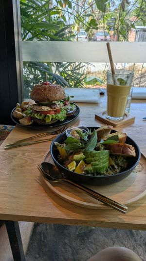 Pasta & tempeh burger & smoothie at Everflow in Koh Chang