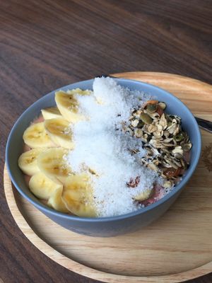 Island vibes!! Visit Everflow at Du-Talay hotel for enjoying fresh made smoothie bowl by the ocean side. Enjoy summer with healthy nice-cream bowl, see you guys 🍧🍋🥝🍍 at Everflow in Koh Chang