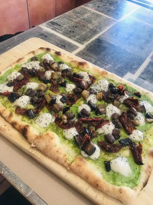 Pizza (pea cream, olives, tomatoes, eggplant, vegan mozzarella and sesame seeds) at Il Fornaccio in Arzua