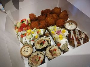 Jackfruit sushi, aloo patra, vadas and seaweed "tosta" at AguaViento WaterWind - Food Truck in Cadiz