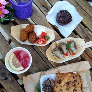 Croquetas de calabacín, limonada de rosas y queso de pipas curado at AguaViento WaterWind - Food Truck in Cadiz