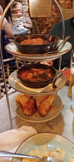 De arriba a abajo: Vegan meatballs, gigandes with spinach, y chickpea filo triangle. at The Real Greek - St. Martin's Lane in London