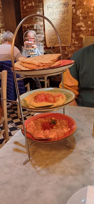 De arriba a abajo: Greek flatbread, yellow fava, y spicy feta dip (vegetariano). at The Real Greek - St. Martin's Lane in London
