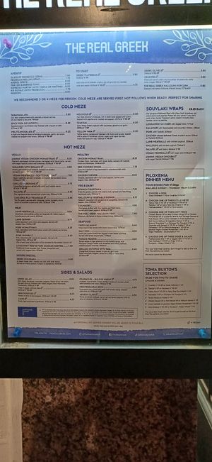Menú marcado con hojas para las opciones veganas. En la esquina abajo a la derecha se ve que son opciones veganas. at The Real Greek - St. Martin's Lane in London