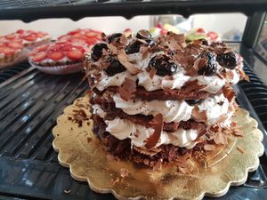 Delizia allo stato puro!!!!
Torta Foresta Nera con panna Vegan pan di spagna al cioccolato vegan gocce di cioccolato e chicchi di amarena.... ottima! at Antica Latteria in Messina