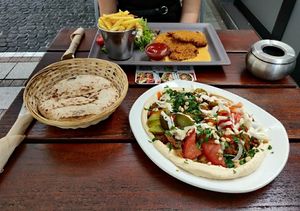Shawarma Platte und Schnitzel at Zeil Kitchen in Frankfurt
