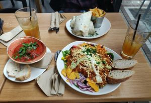 Taco Salat und Wrap at Zeil Kitchen in Frankfurt