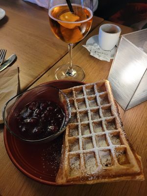 Waffel mit Puderzucker und Kirchkompott at Zeil Kitchen in Frankfurt