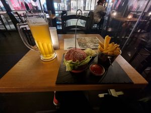 Moving mountains burger + beer at Zeil Kitchen in Frankfurt