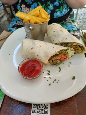 Falafel wrap mit Pommes at Zeil Kitchen in Frankfurt