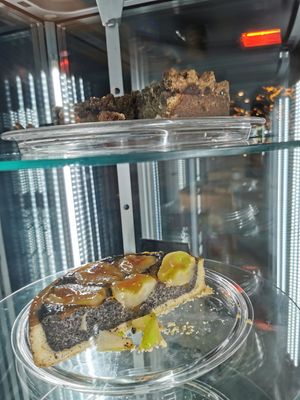 Himbeer-Dinkelkuchen und Birne-Mohnkuchen at Zeil Kitchen in Frankfurt