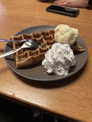 Waffel mit Vanilleeis und Sahne  at Zeil Kitchen in Frankfurt