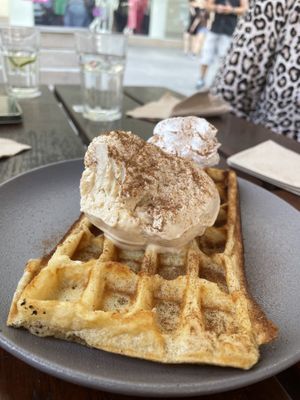 Waffel mit Toffee Eis  at Zeil Kitchen in Frankfurt