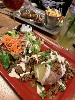 Ofenkartoffel mit Beyond Meat und Salat  at Zeil Kitchen in Frankfurt