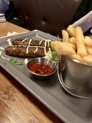 Kebabteller mit Pommes und Salat  at Zeil Kitchen in Frankfurt