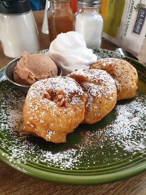 Fried apples with ice cream at Zeil Kitchen in Frankfurt