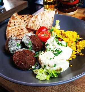 Hummus bowl at Zeil Kitchen in Frankfurt