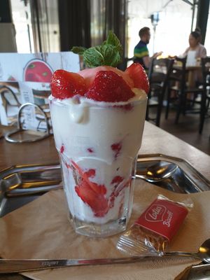 strawberry dessert at Zeil Kitchen in Frankfurt