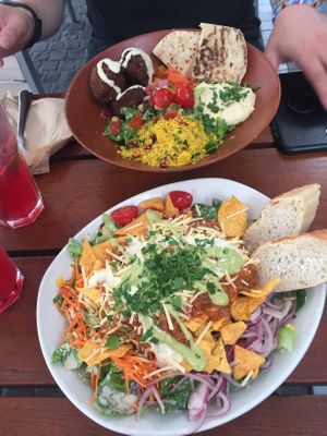 Falafel Bowl und Taco Salat  at Zeil Kitchen in Frankfurt