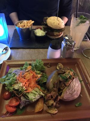 Beyond burger und Ofenkartoffel mit Champignons, Zwiebeln  at Zeil Kitchen in Frankfurt