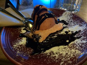 Brownie mit Erdbeer Eis 🤤 at Zeil Kitchen in Frankfurt