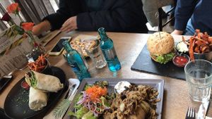 Wrap, Waffel, Ofenkartoffel mit Shawarma und Beyond Meat Burger  at Zeil Kitchen in Frankfurt