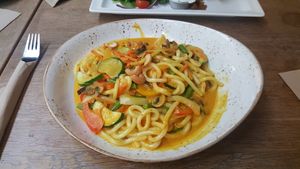 Undonnudeln in feuriger Kokos-Currysauce at Zeil Kitchen in Frankfurt