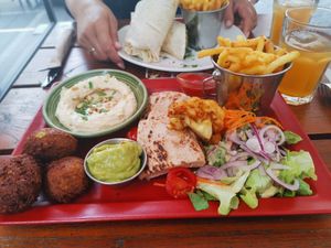 Zeil Platte: falafel, hummus, guacamole, pitabrot, Salat, Blumenkohl und Pommes at Zeil Kitchen in Frankfurt
