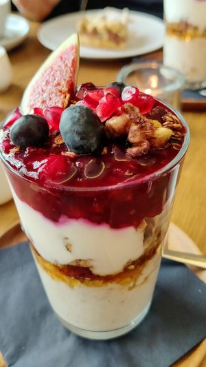 Overnight Oats mit Waldbeeren at Fama Cafe & Manufaktur in Weimar